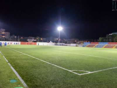 Una volta entrati nel complesso sportivo, ci ritroviamo di fronte a un campo in erba sintetica...